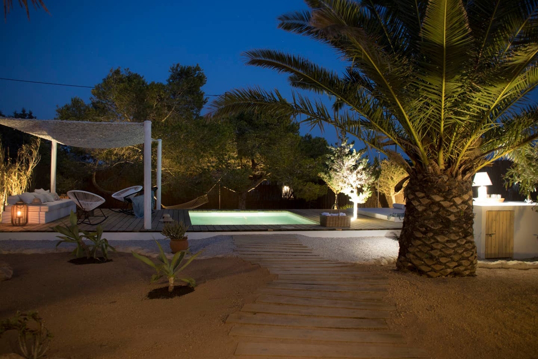 jardin vue nuit maison rénovée à Formentera décoration naturelle et contemporaine jardin vue nuit maison rénovée à Formentera décoration naturelle et contemporaine