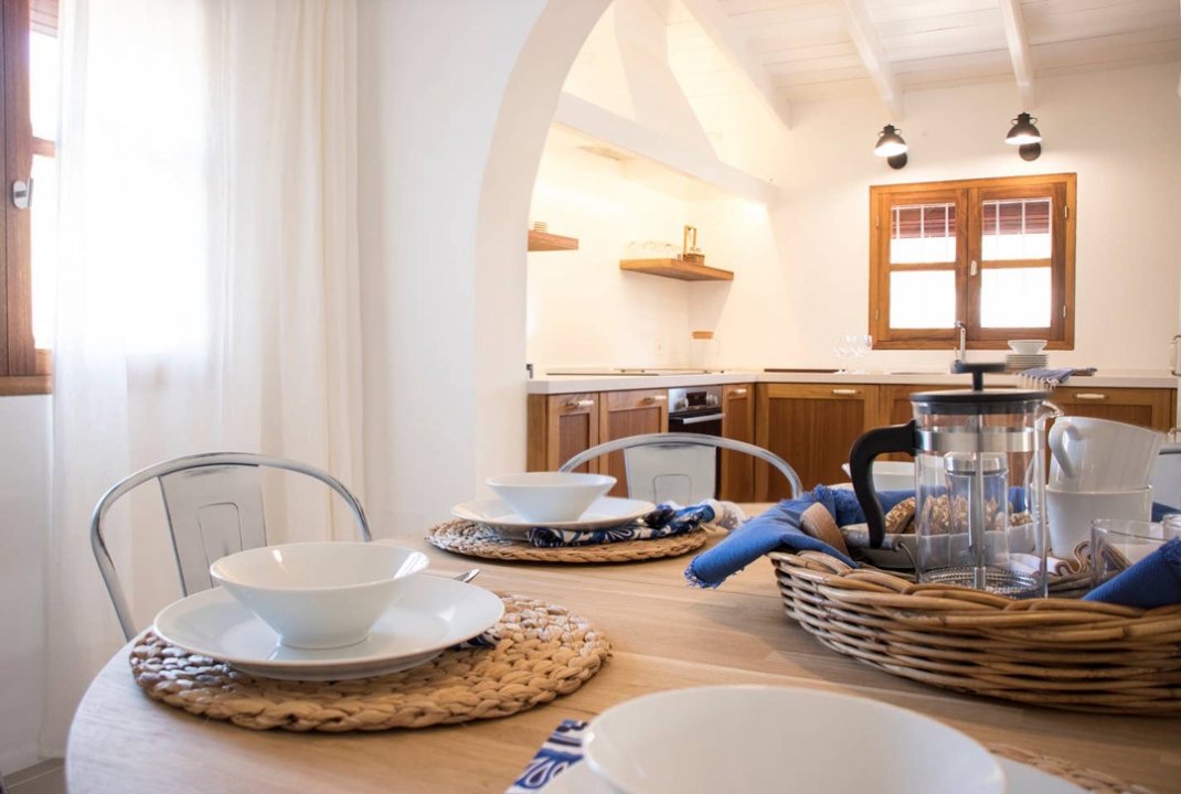 cuisine bois et salle à manger maison rénovée à Formentera décoration naturelle et contemporaine cuisine bois et salle à manger maison rénovée à Formentera décoration naturelle et contemporaine