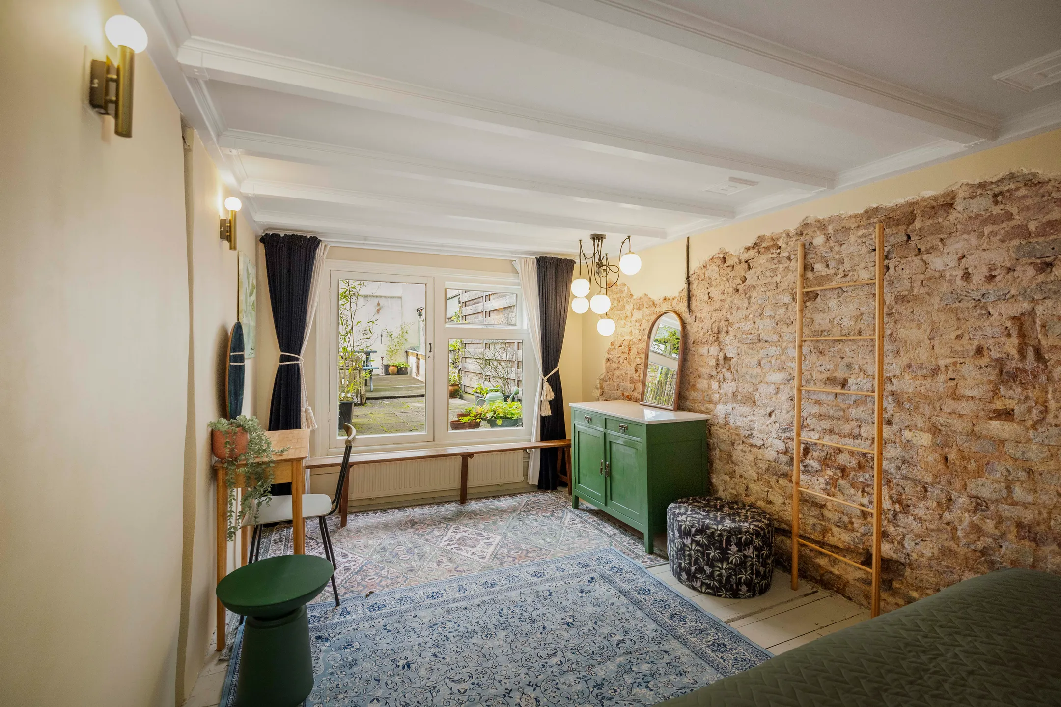 chambre avec murs briques anciennes maison 17e siècle Pays-Bas décoration colorée et contemporaine chambre avec murs briques anciennes maison 17e siècle Pays-Bas décoration colorée et contemporaine