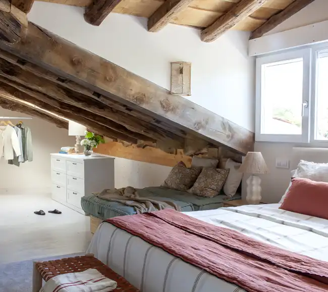 chambre avec poutres mansardée maison en pierres décoration rustique chic chambre avec poutres mansardée maison en pierres décoration rustique chic