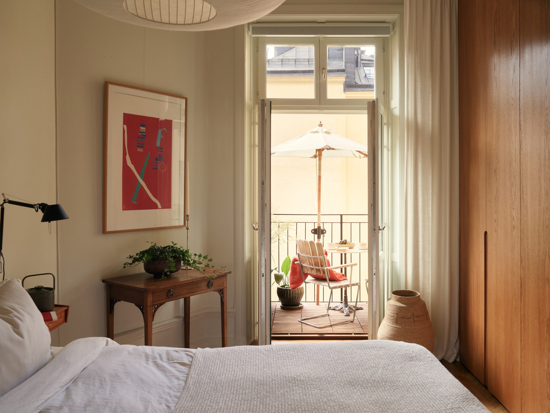 chambre avec dressing sur mesure portes bois appartement ancien décoration contemporaine et balcon chambre avec dressing sur mesure portes bois appartement ancien décoration contemporaine et balcon