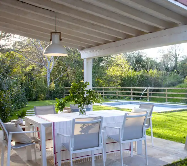 terrasse couverte et piscine maison en pierres décoration rustique chic terrasse couverte et piscine maison en pierres décoration rustique chic