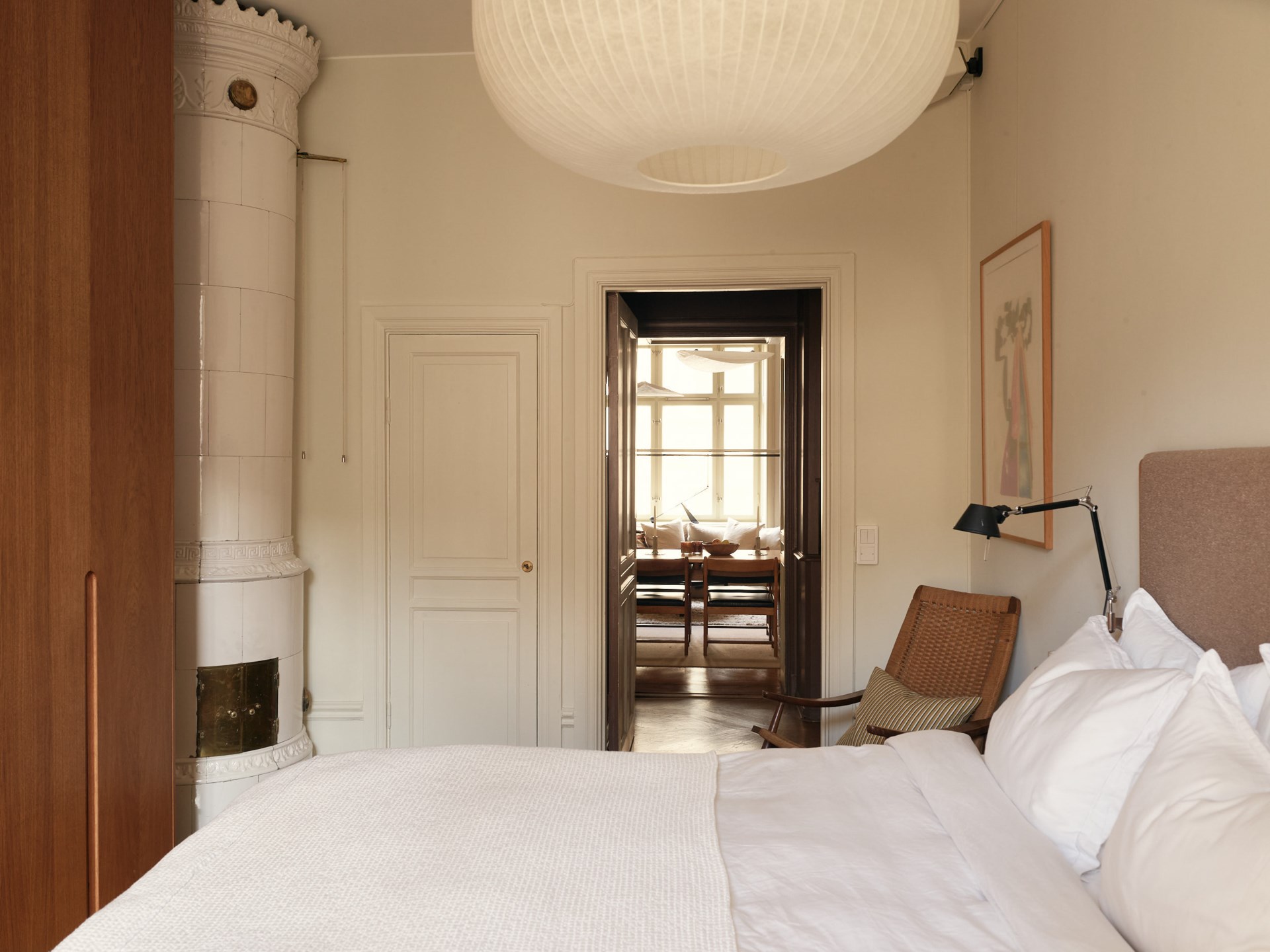 chambre avec dressing sur mesure portes bois appartement ancien décoration contemporaine et poêle ancien chambre avec dressing sur mesure portes bois appartement ancien décoration contemporaine et poêle ancien
