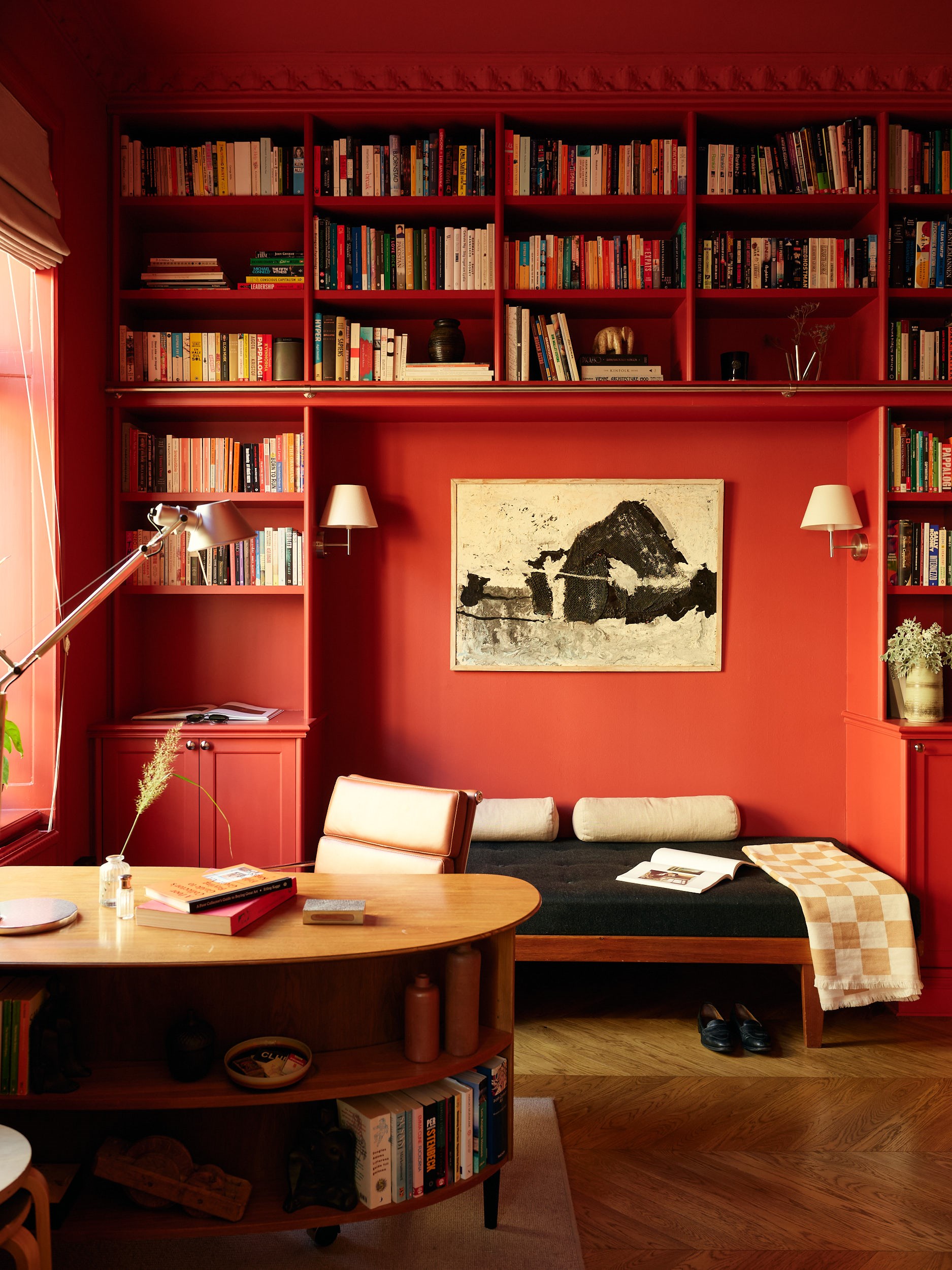 appartement décoration contemporaine avec bureau peint en rouge appartement décoration contemporaine avec bureau peint en rouge