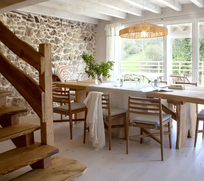 salle à manger avec poutres et escalier maison en pierres décoration rustique chic salle à manger avec poutres et escalier maison en pierres décoration rustique chic