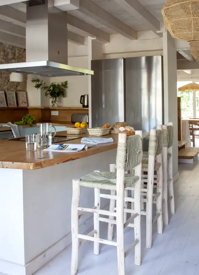 cuisine avec poutres maison en pierres décoration rustique chic cuisine avec poutres maison en pierres décoration rustique chic
