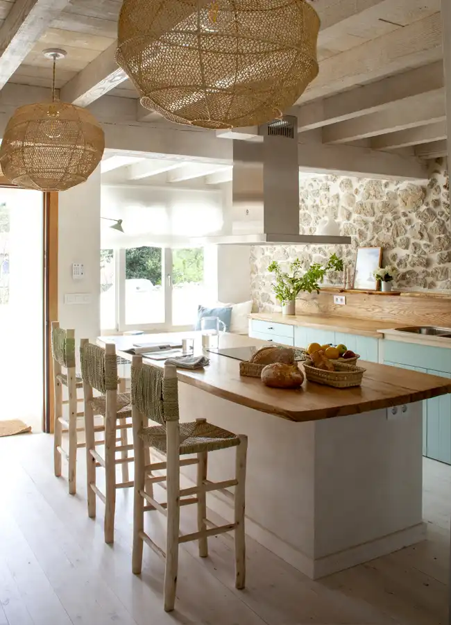 cuisine bleue avec poutres maison en pierres décoration rustique chic cuisine bleue avec poutres maison en pierres décoration rustique chic