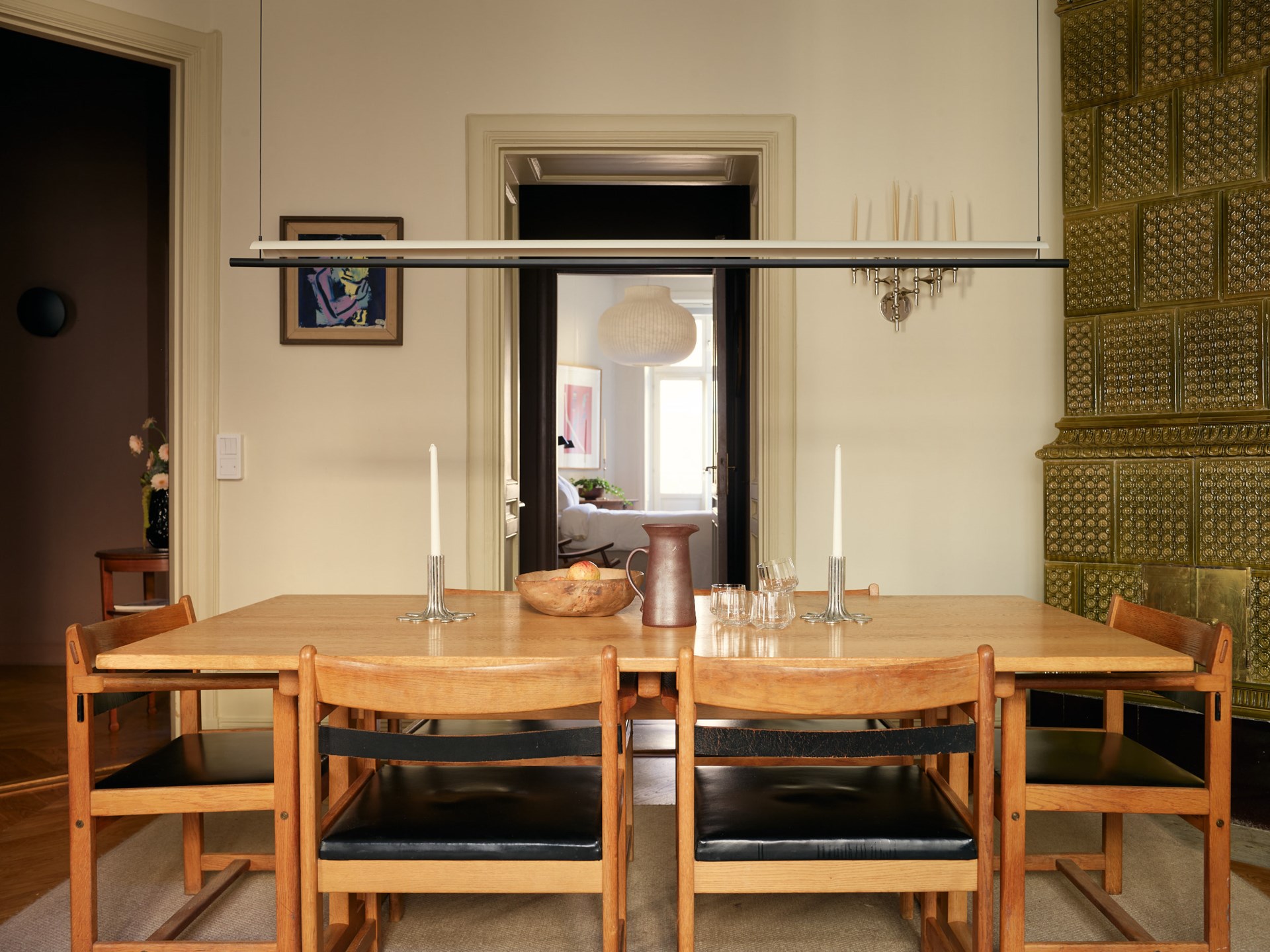 salle à manger décoration contemporaine avec moulures et poêle ancien de couleur vert olive salle à manger décoration contemporaine avec moulures et poêle ancien de couleur vert olive