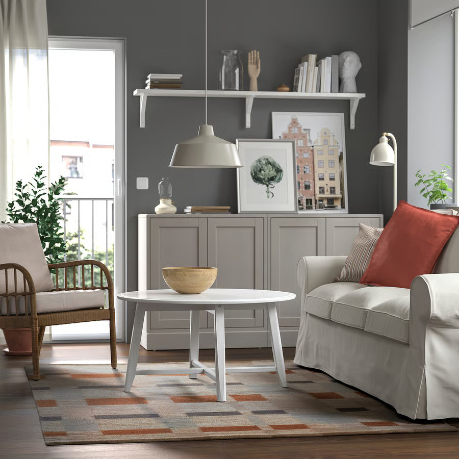 salon avec canapé blanc et murs gris 