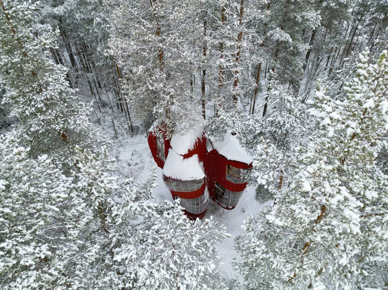 cabane perchée sur une île privée Suède