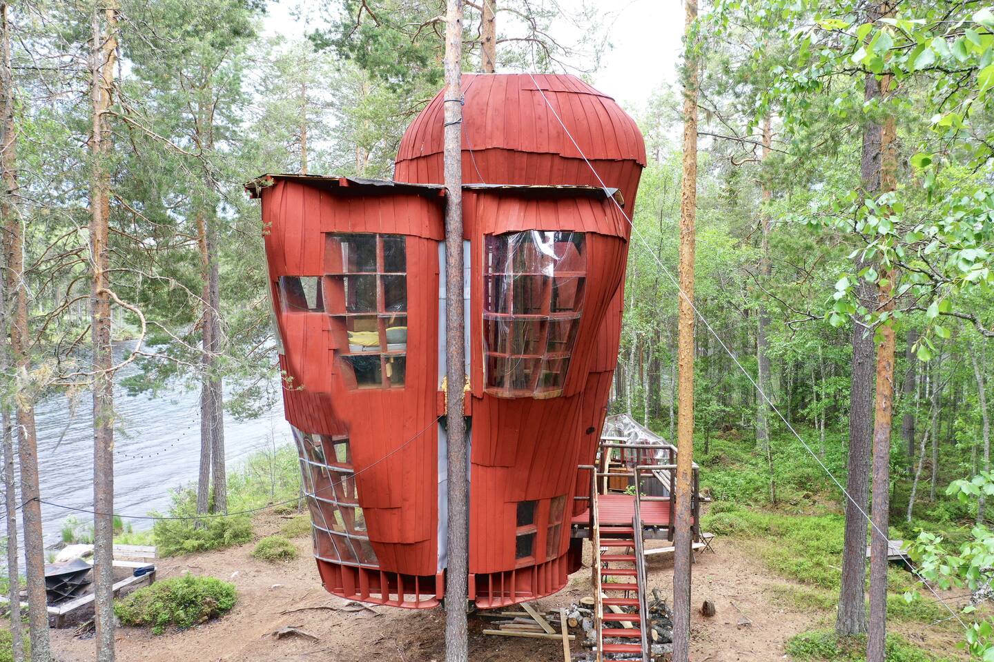 cabane perchée sur une île privée Suède