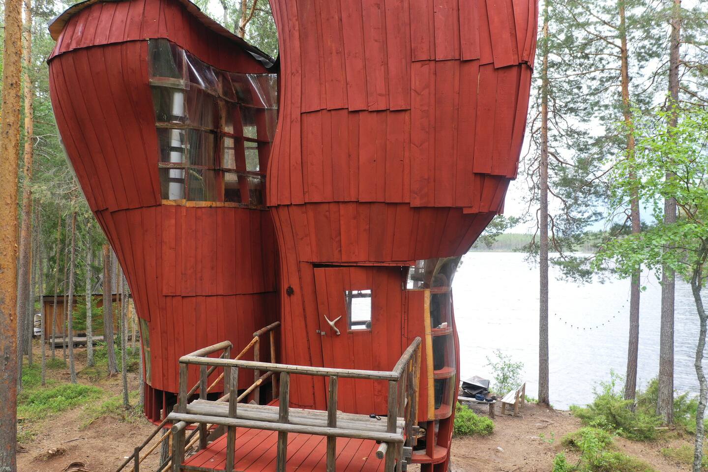 cabane perchée sur une île privée Suède