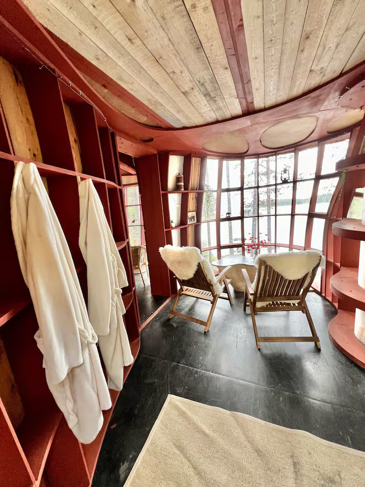 salon cabane perchée sur une île privée Suède