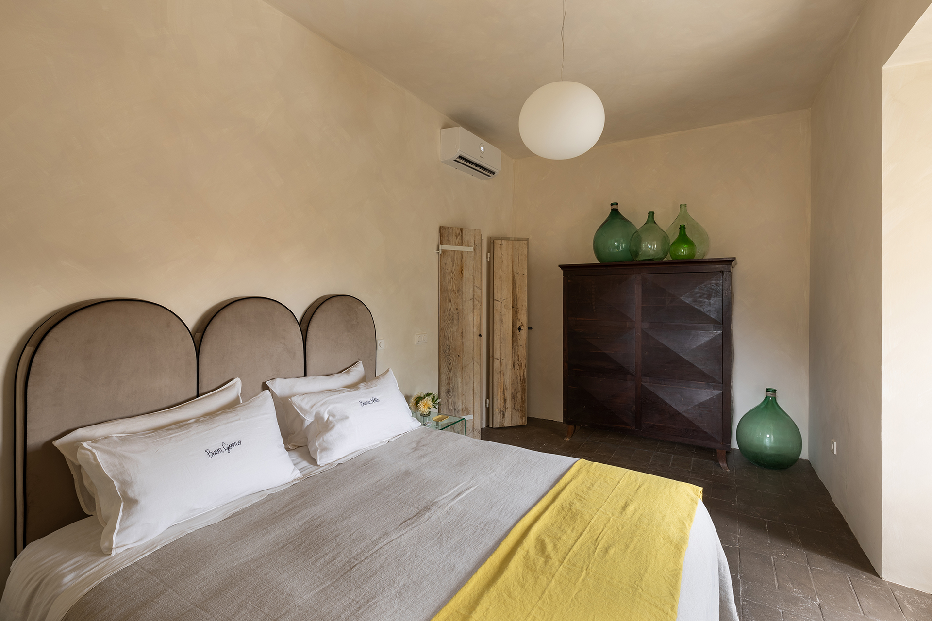 chambre sol terre cuite appartement design en Italie dans un bâtiment ancien en pierres