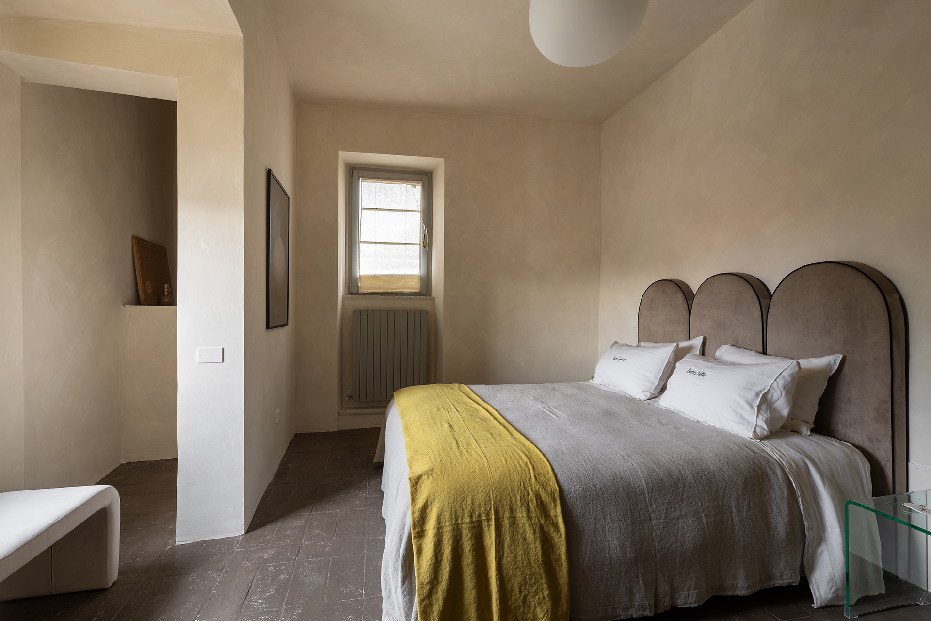 chambre sol terre cuite appartement design en Italie dans un bâtiment ancien en pierres