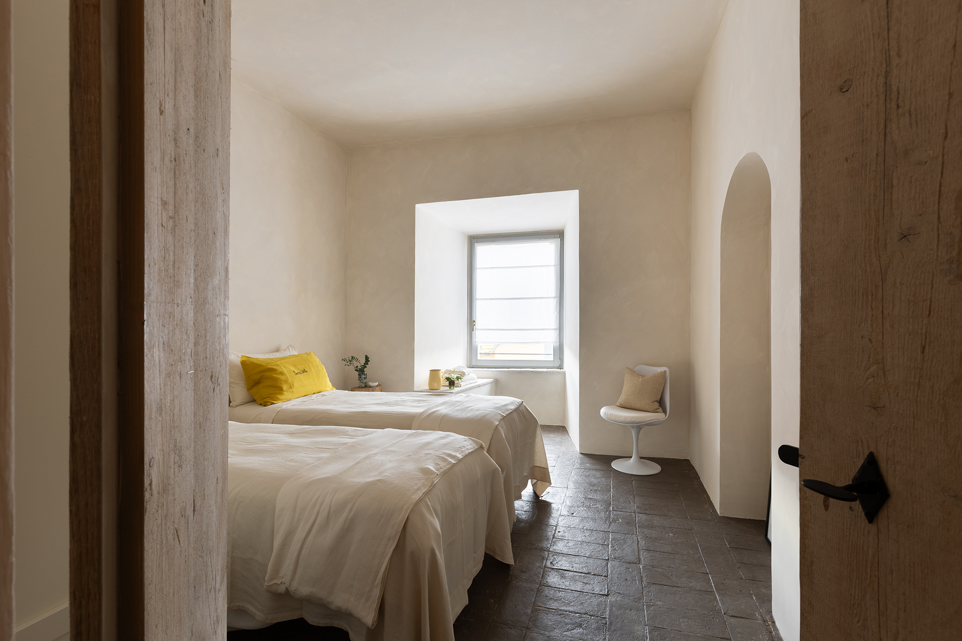 chambre sol terre cuite appartement design en Italie dans un bâtiment ancien en pierres