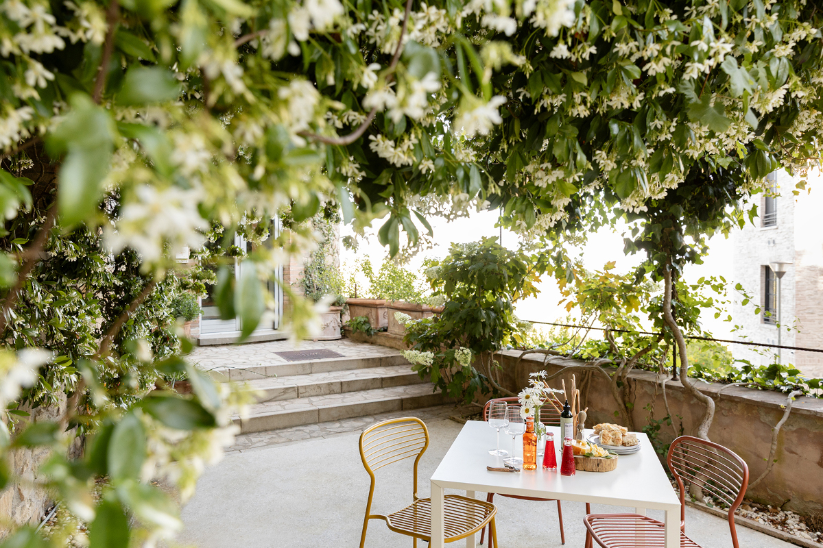 terrasse avec treille appartement design en Italie dans un bâtiment ancien en pierres