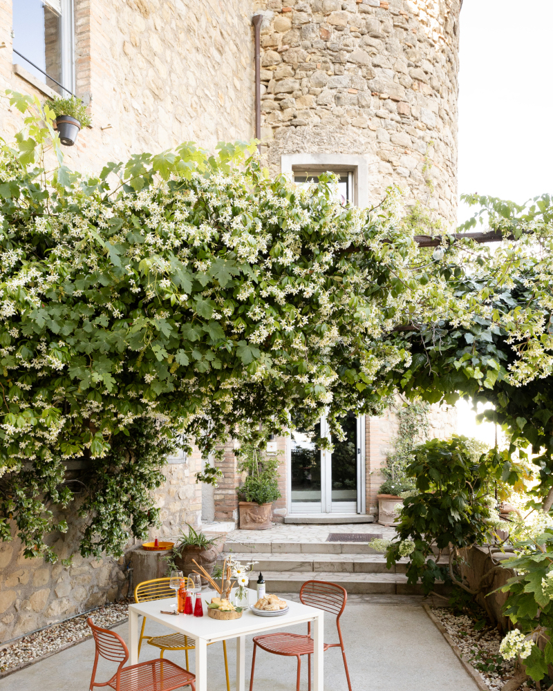 terrasse avec treille appartement design en Italie dans un bâtiment ancien en pierres