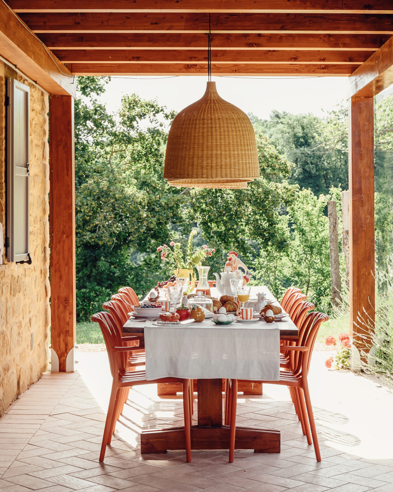 terrasse couverte avec salle à manger d'été maison en pierres Italie avec piscine rénovée dans les Marches