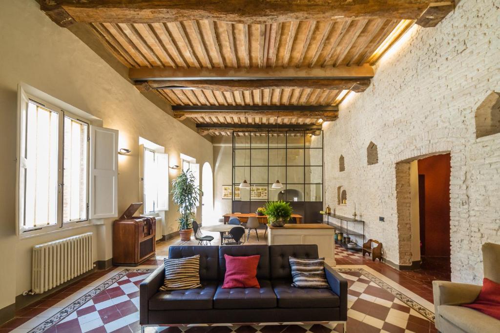 Une maison médiévale revisitée en un lieu contemporain respectueux du passé à Sienne