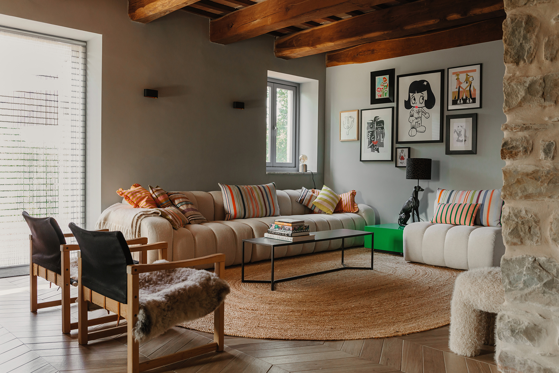 salon avec poutres décoration contemporaine maison en pierres Italie avec piscine rénovée dans les Marches