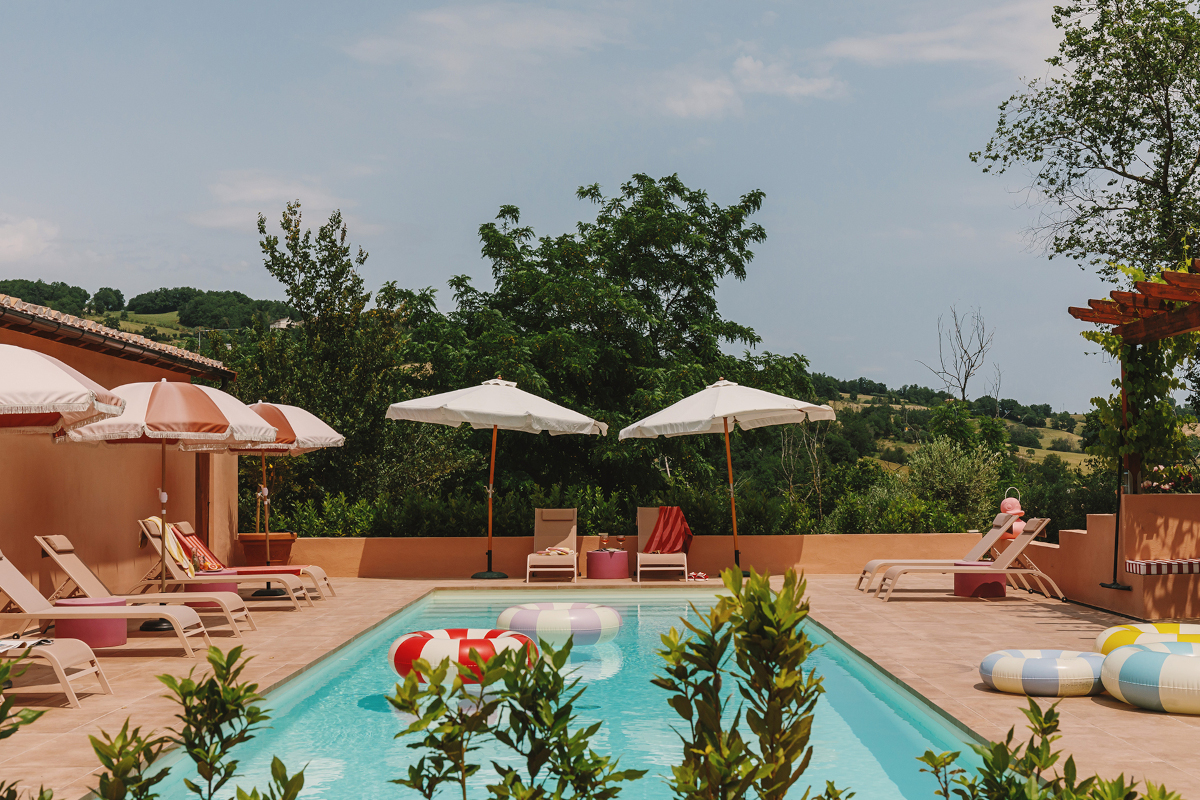 piscine maison en pierres Italie avec piscine rénovée dans les Marches