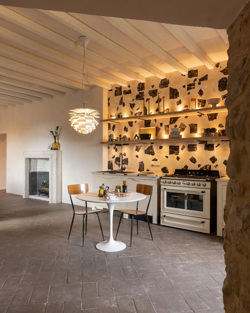 cuisine sol terre cuite appartement design en Italie dans un bâtiment ancien en pierres