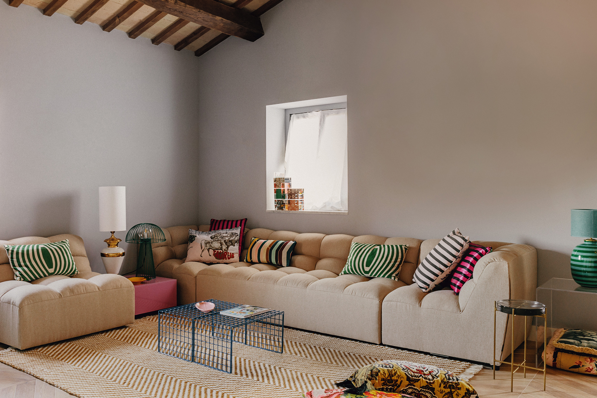 salon avec poutres décoration contemporaine maison en pierres Italie avec piscine rénovée dans les Marches