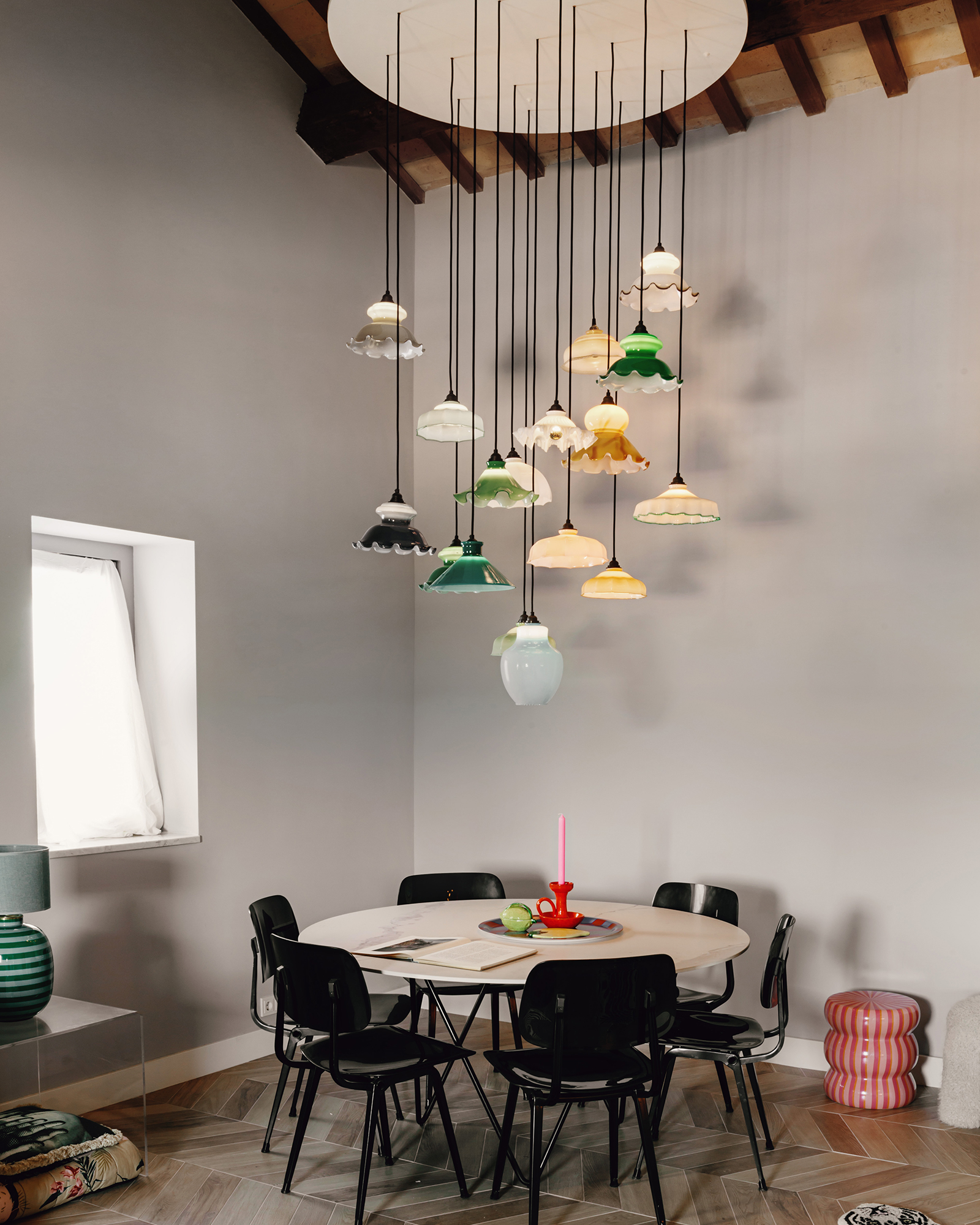 salle à manger avec poutres décoration contemporaine maison en pierres Italie avec piscine rénovée dans les Marches