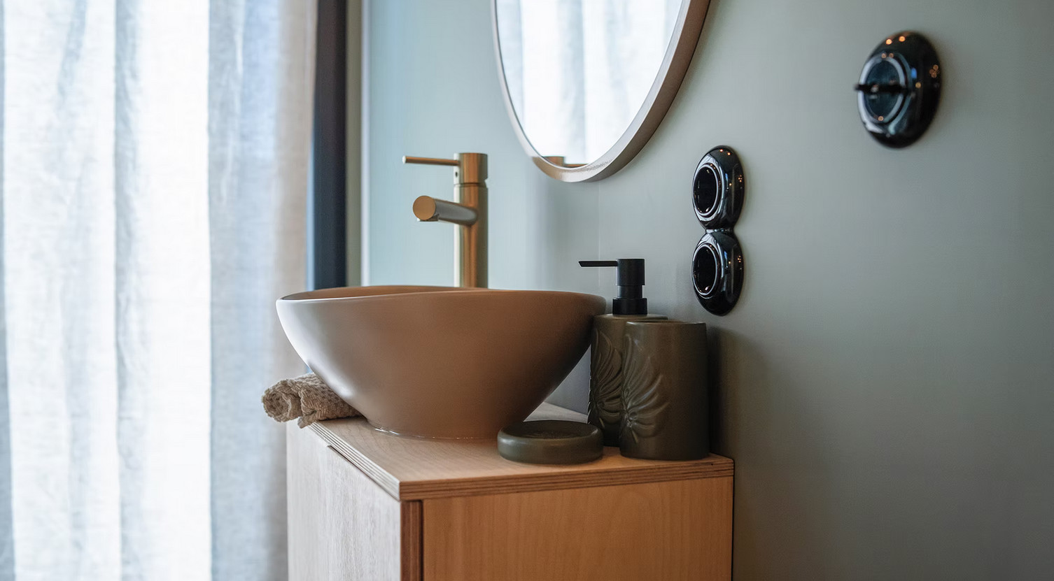 salle de bain mini maison mobile par Vagabond Haven