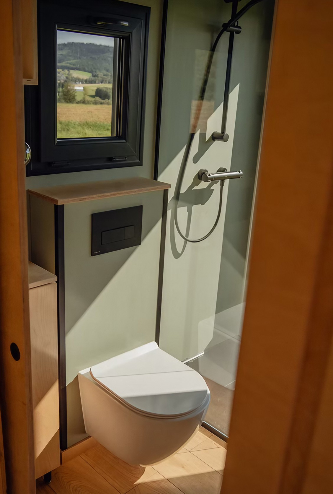 salle de bain mini maison mobile par Vagabond Haven