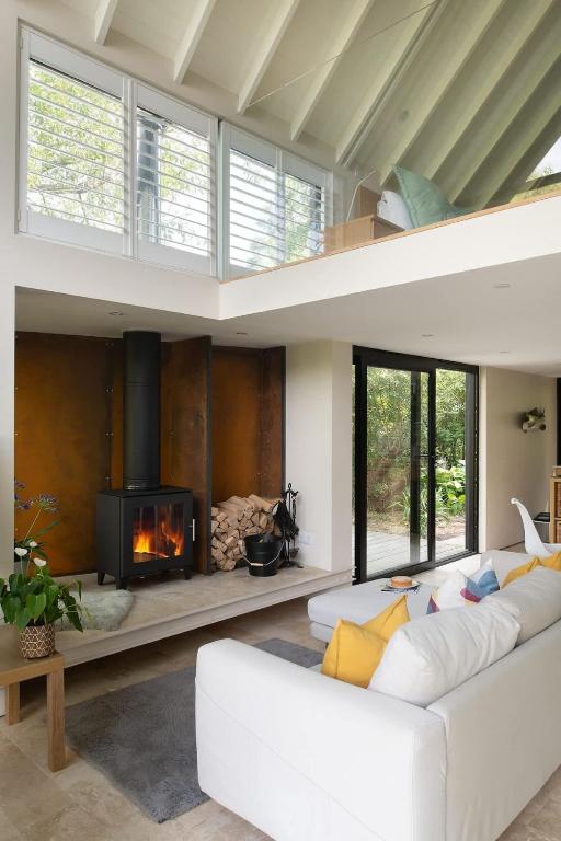salon décoration contemporaine petite maison contemporaine avec pignon vitré au bord de l salon décoration contemporaine petite maison contemporaine avec pignon vitré au bord de l'eau