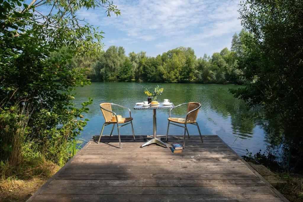 terrasse petite maison contemporaine avec pignon vitré au bord de l terrasse petite maison contemporaine avec pignon vitré au bord de l'eau