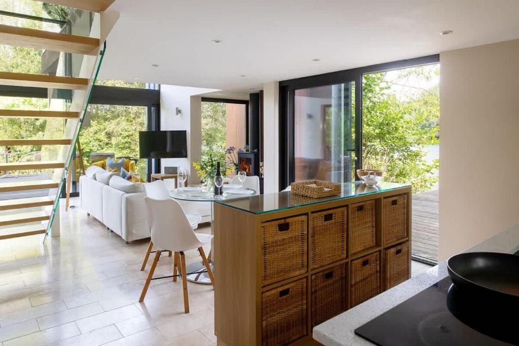 cuisine et salon décoration contemporaine petite maison contemporaine avec pignon vitré au bord de l cuisine et salon décoration contemporaine petite maison contemporaine avec pignon vitré au bord de l'eau
