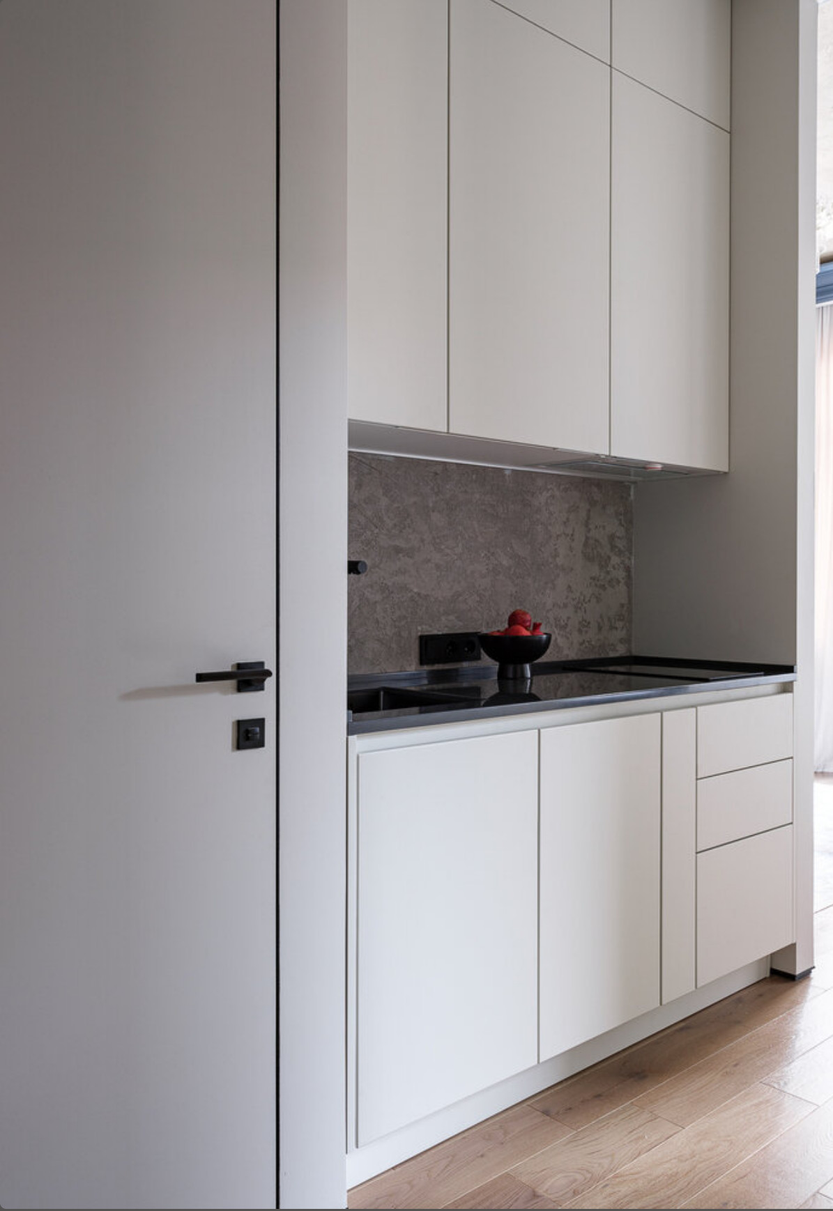 cuisine design blanche dans couloir deux-pièces de 41m2 décoration contemporaine