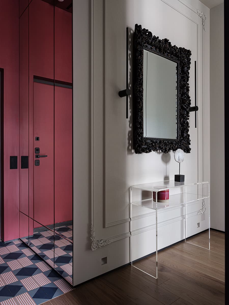 entrée avec console transparente et miroir baroque noir