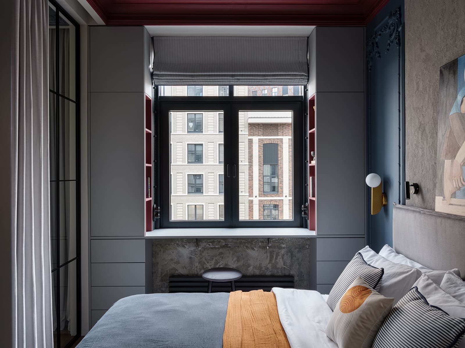 chambre murs bleus plafond rouge cerise deux-pièces de 41m2 décoration contemporaine