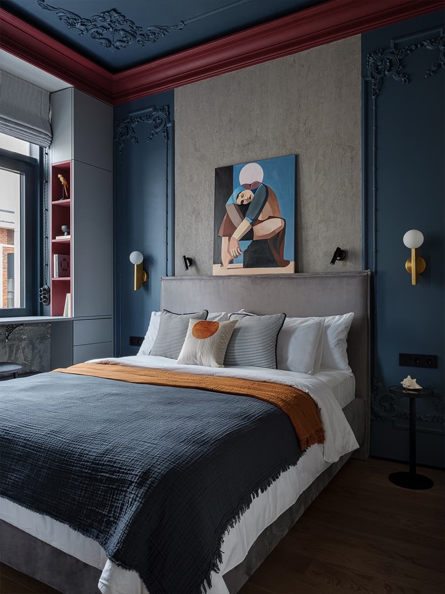chambre murs bleus plafond moulures rouge cerise deux-pièces de 41m2 décoration contemporaine