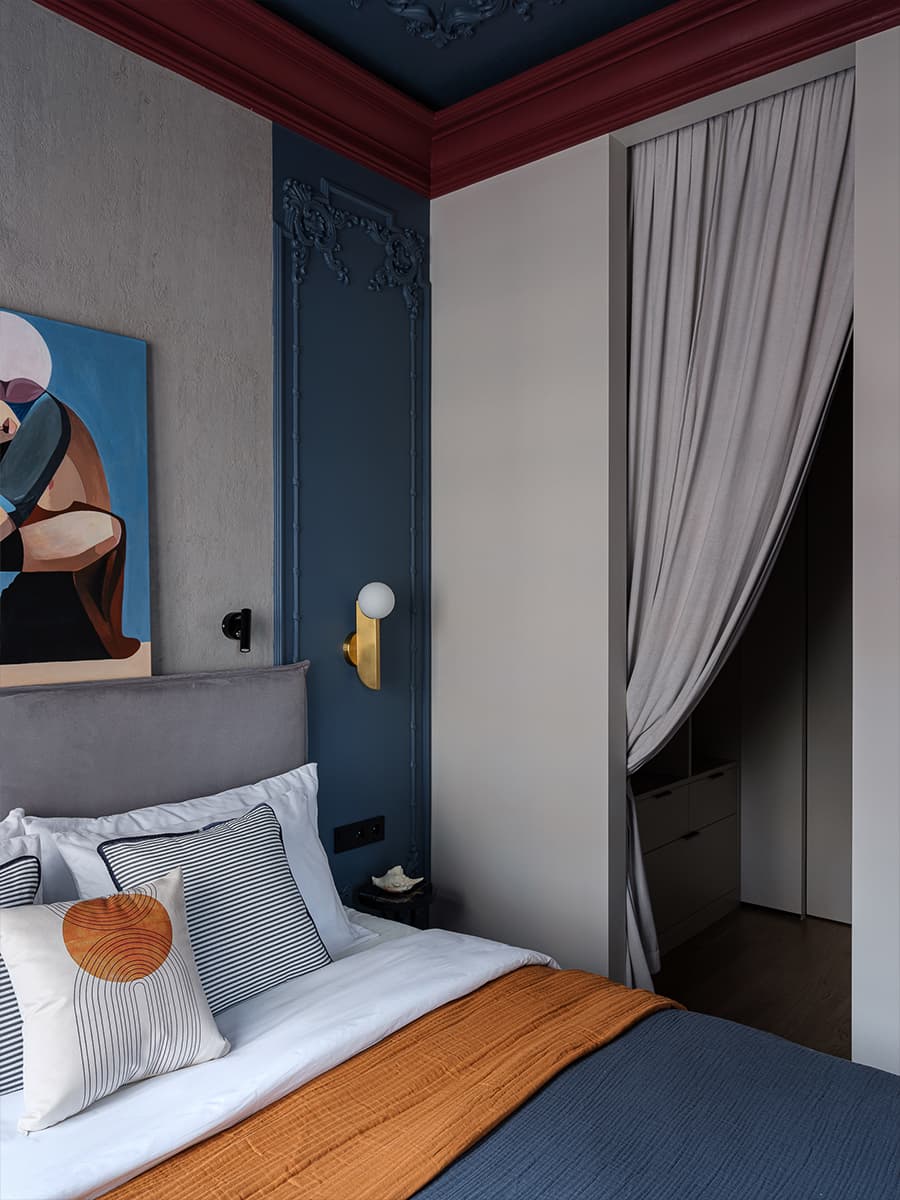 chambre murs bleus plafond moulures rouge cerise deux-pièces de 41m2 décoration contemporaine