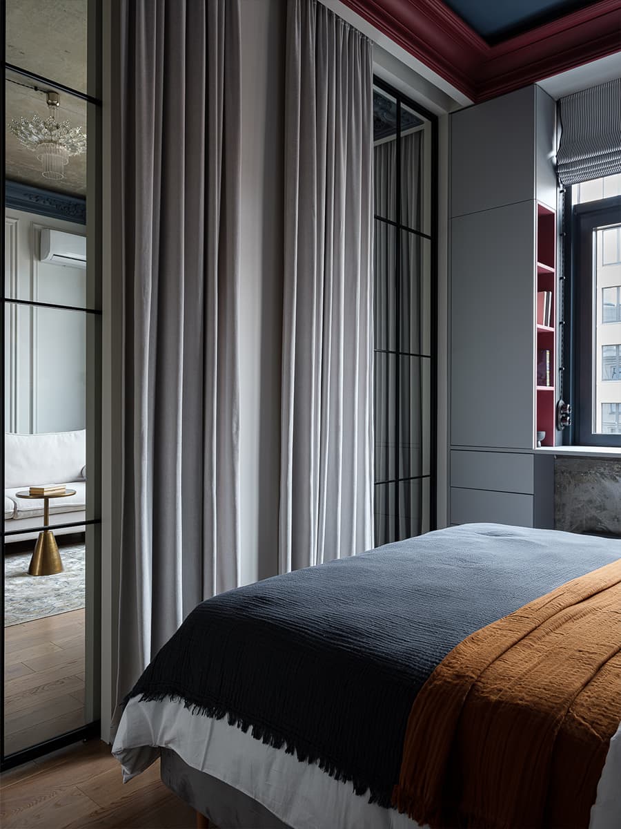 chambre murs bleus plafond moulures rouge cerise deux-pièces de 41m2 décoration contemporaine