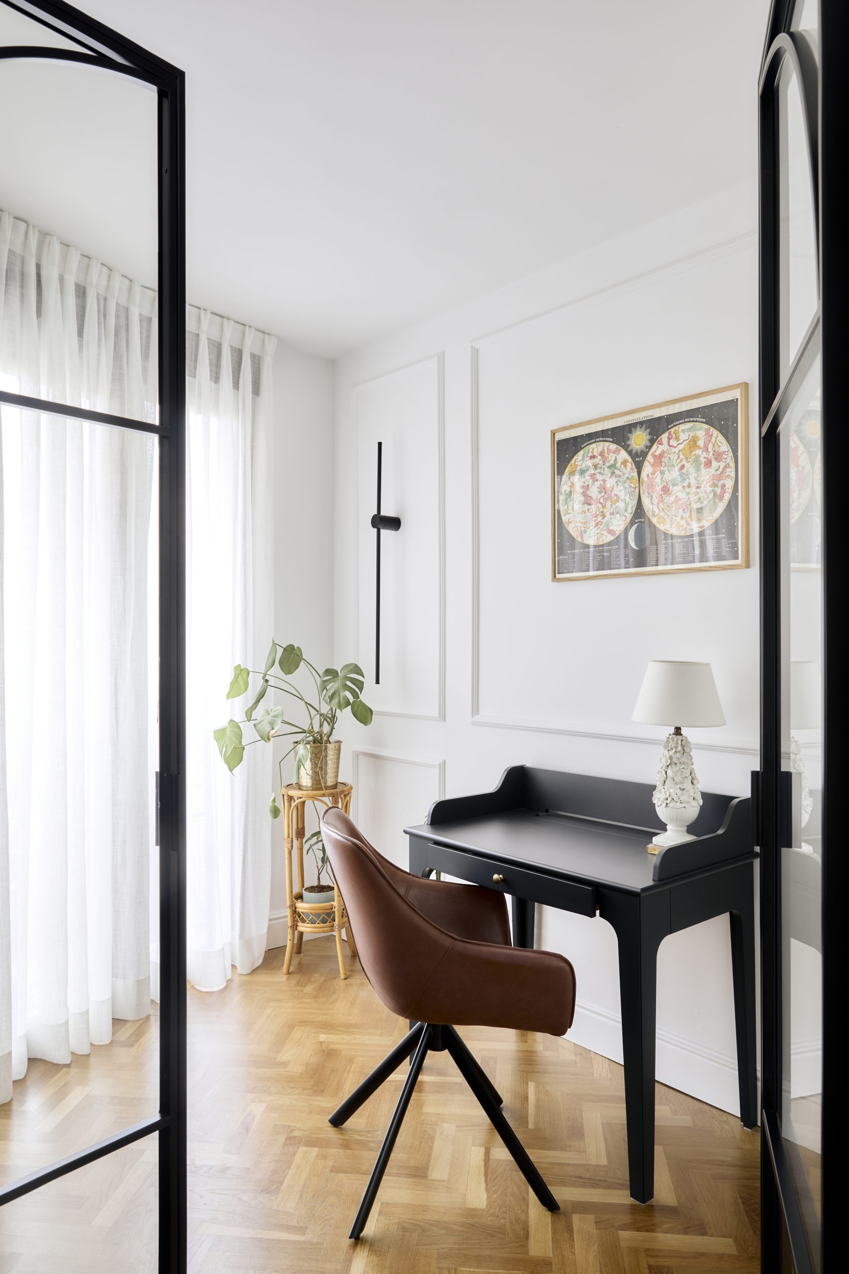 espace bureau décoration contemporaine avec portes vitrées acier noir espace bureau décoration contemporaine avec portes vitrées acier noir