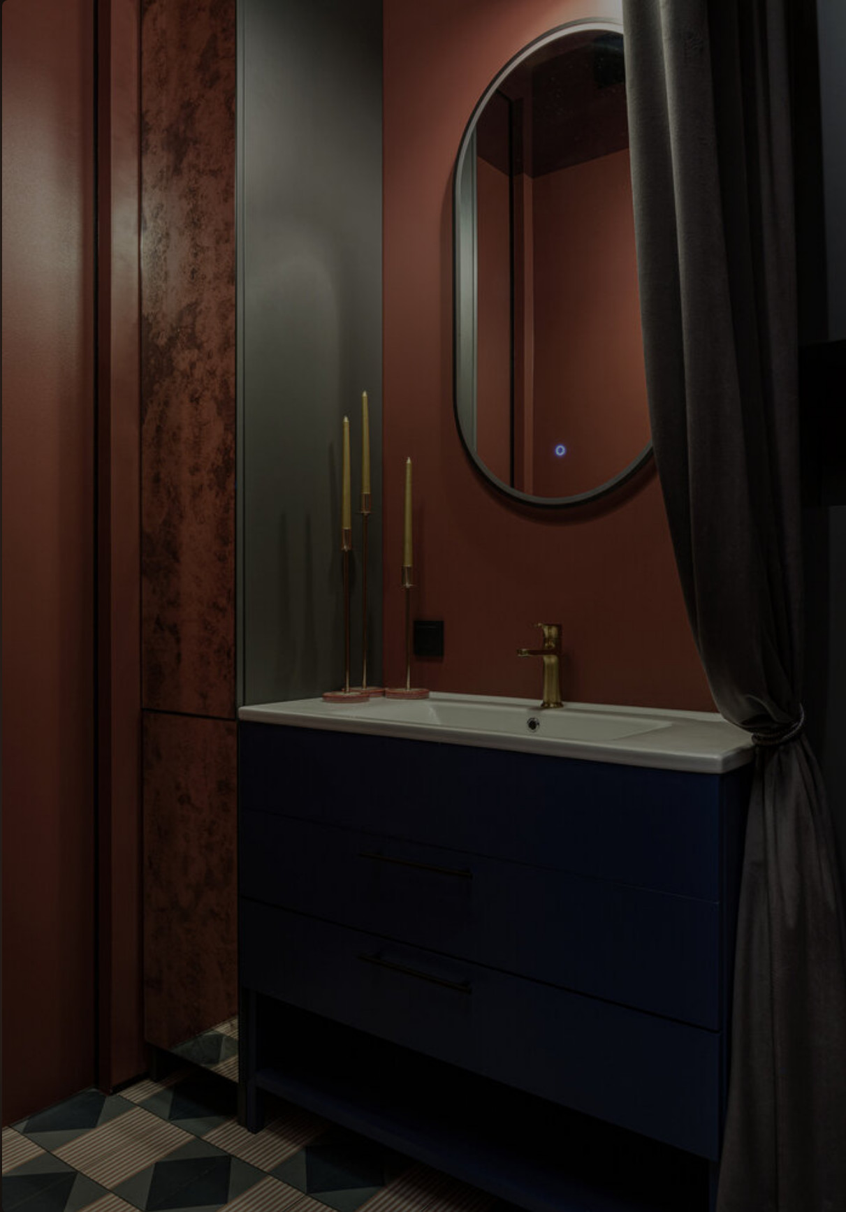 salle de bain avec carrelage à motif et murs rouge cerise