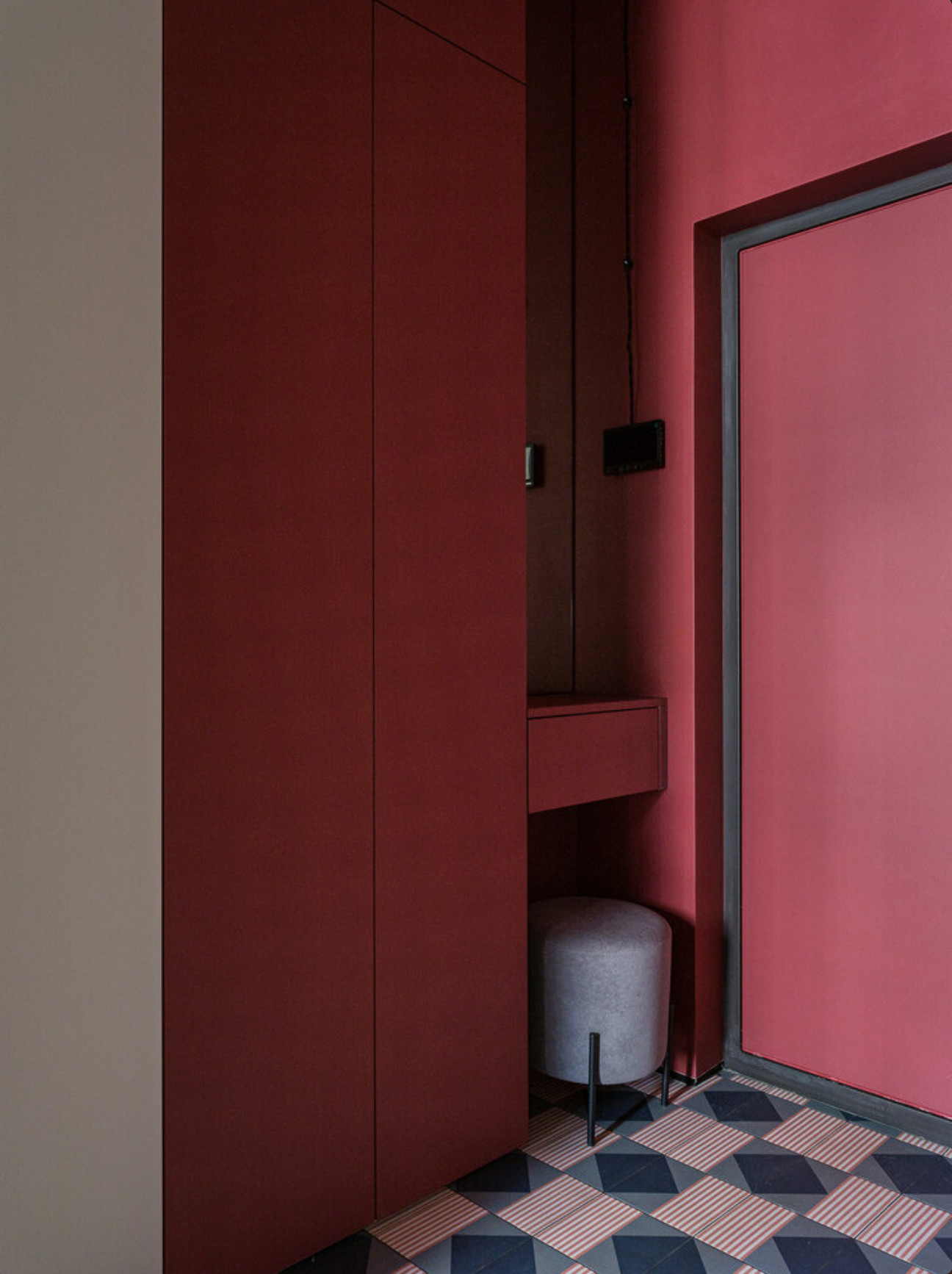 entrée avec carrelage à motif et murs rouge cerise