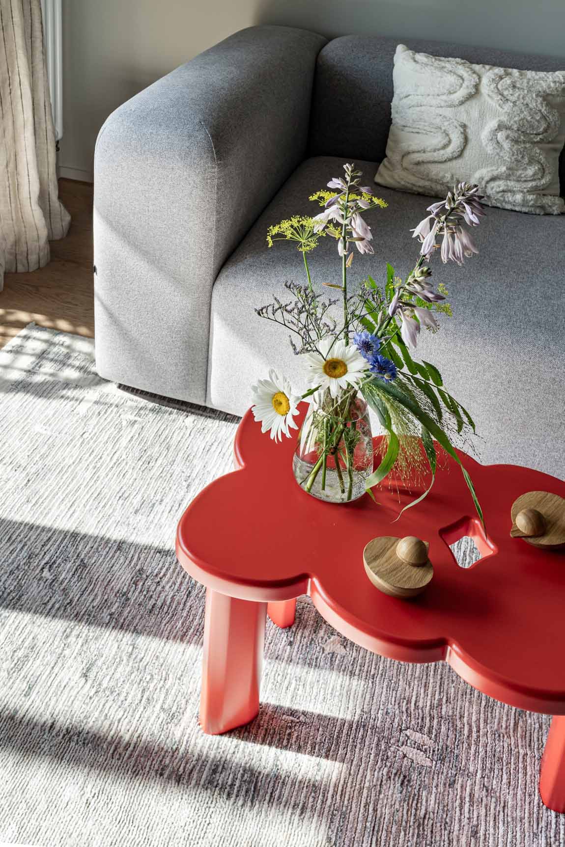 salon avec table basse rouge appartement 62m2 décoration colorée