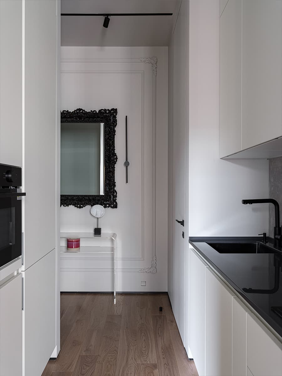 cuisine design blanche dans couloir deux-pièces de 41m2 décoration contemporaine