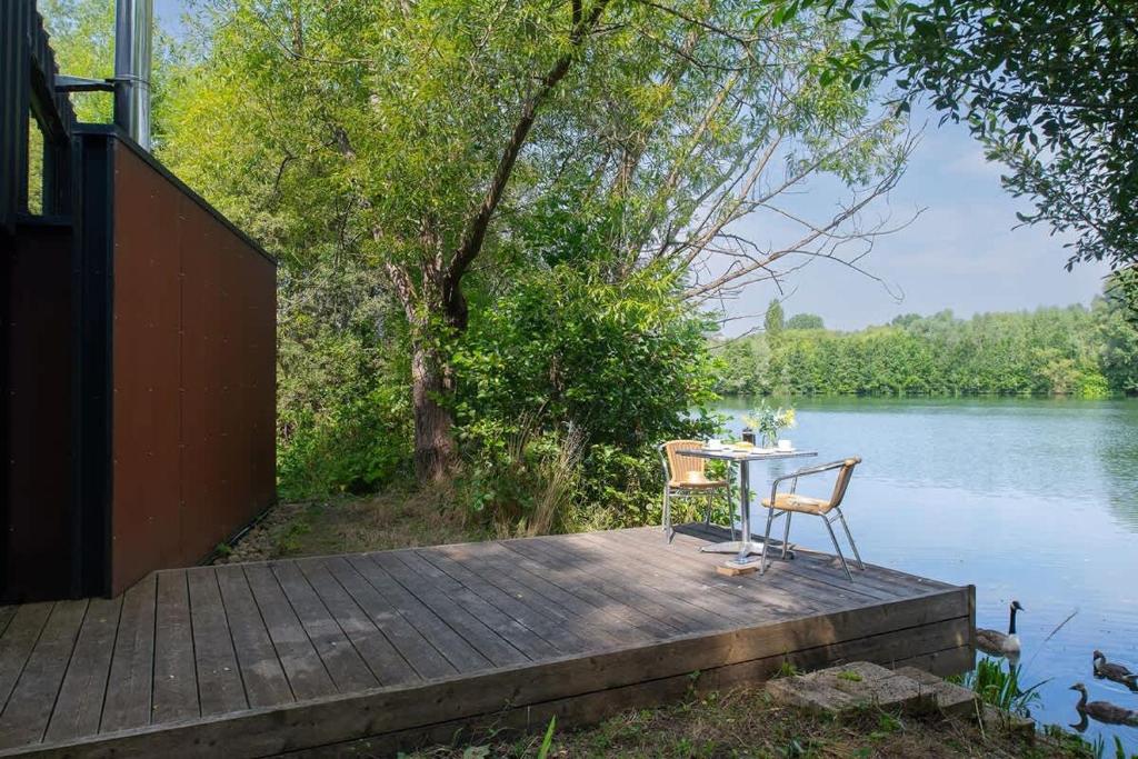 terrasse bois petite maison contemporaine avec pignon vitré au bord de l terrasse bois petite maison contemporaine avec pignon vitré au bord de l'eau