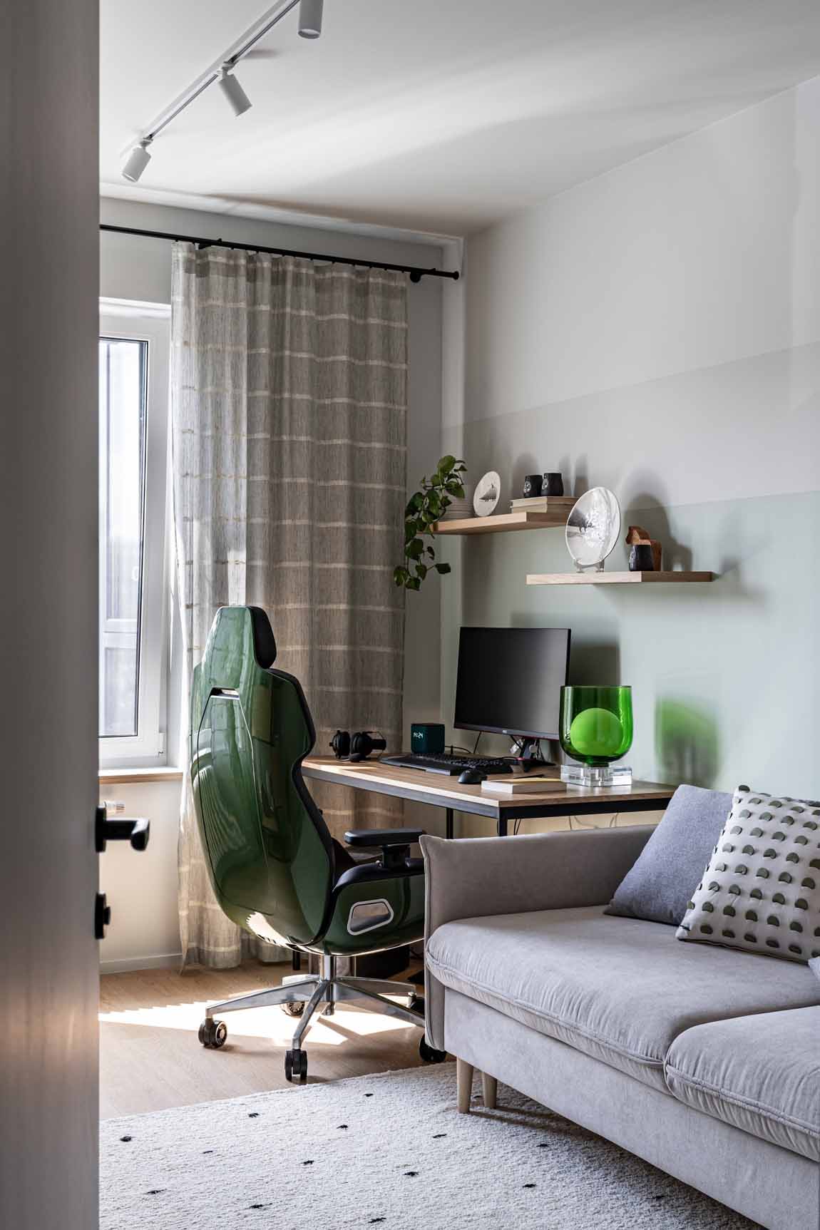 bureau appartement 62m2 décoration colorée
