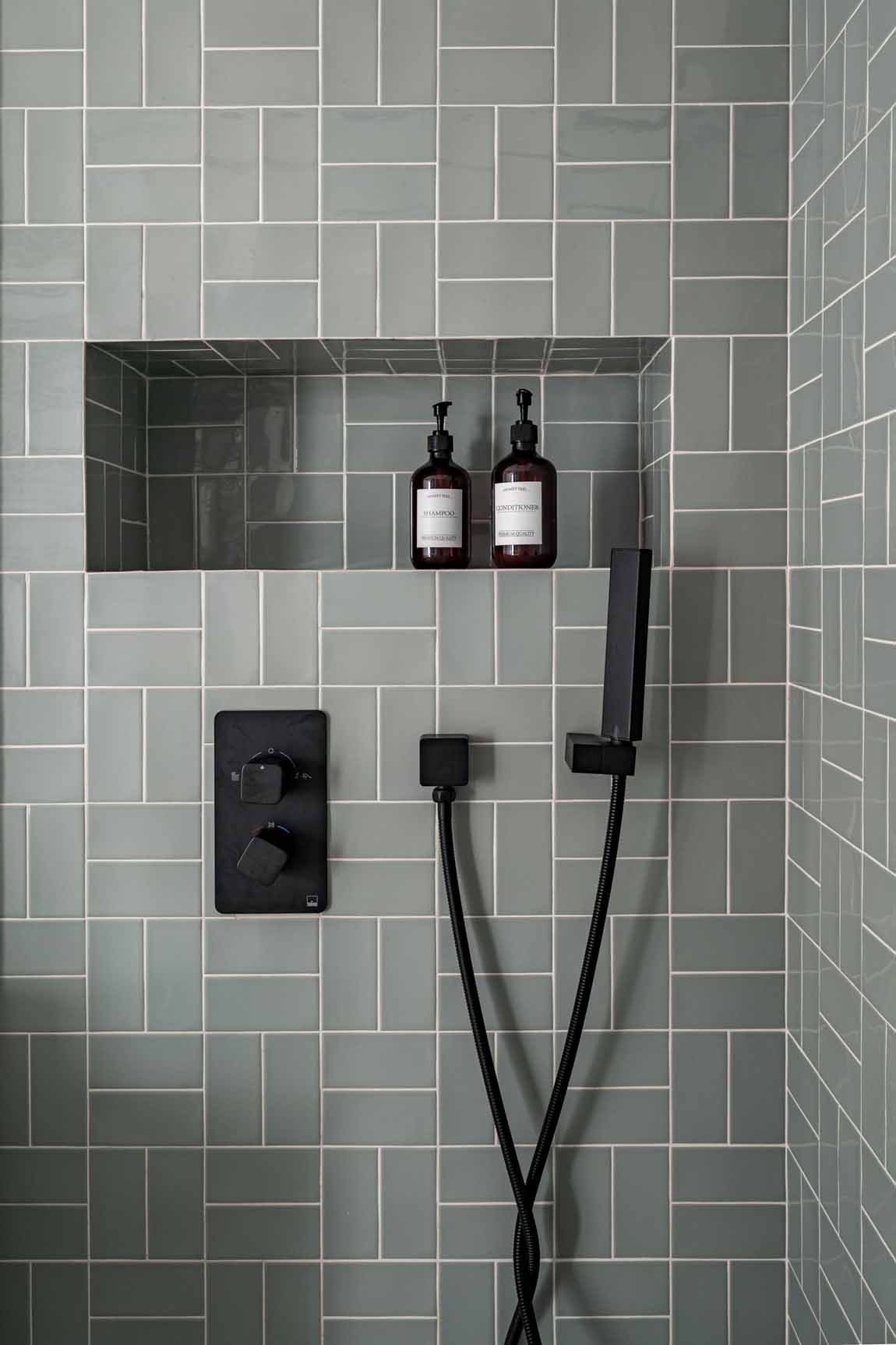 salle de bain grise