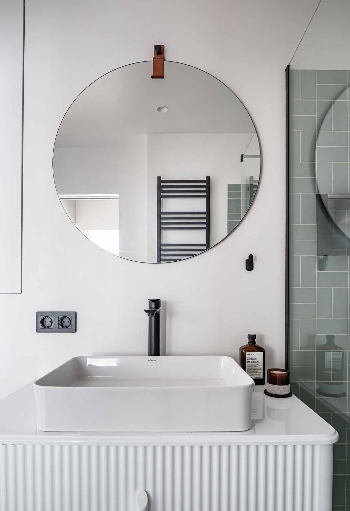 salle de bain design grise