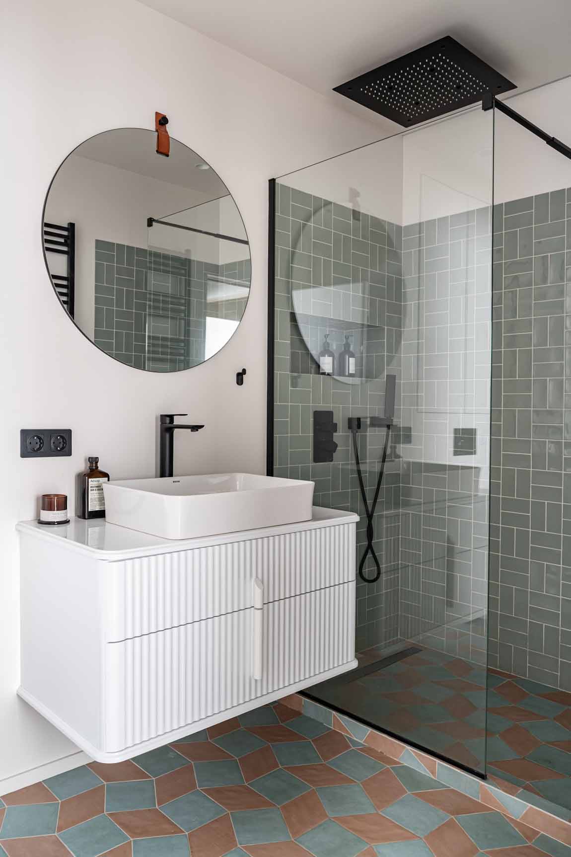 salle d'eau design grise et blanche